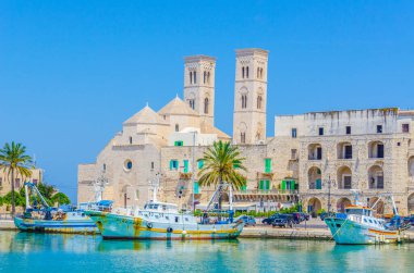 İtalya 'daki Duomo vecchio di San Corrado katedralinin görkemli binası Molfetta limanının manzarası