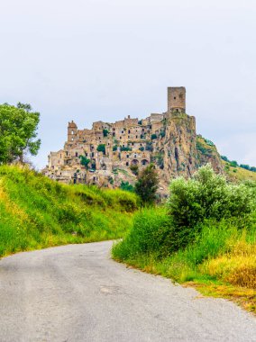 Deprem sonucu ağır hasar gören İtalyan hayalet şehri Craco 'nun görüntüsü