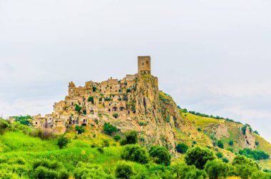 Deprem sonucu ağır hasar gören İtalyan hayalet şehri Craco 'nun görüntüsü