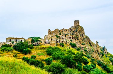 Deprem sonucu ağır hasar gören İtalyan hayalet şehri Craco 'nun görüntüsü