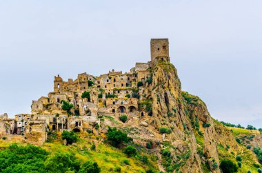 Deprem sonucu ağır hasar gören İtalyan hayalet şehri Craco 'nun görüntüsü