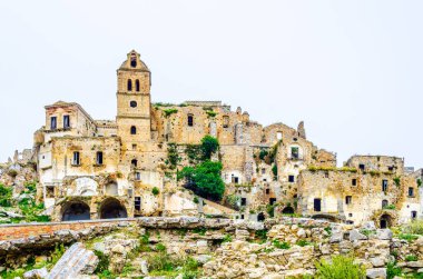 Deprem sonucu ağır hasar gören İtalyan hayalet şehri Craco 'nun görüntüsü