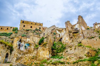 Deprem sonucu ağır hasar gören İtalyan hayalet şehri Craco 'nun görüntüsü