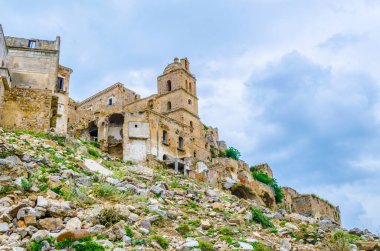 Deprem sonucu ağır hasar gören İtalyan hayalet şehri Craco 'nun görüntüsü