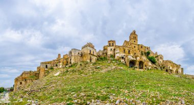 Deprem sonucu ağır hasar gören İtalyan hayalet şehri Craco 'nun görüntüsü