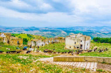 Deprem sonucu ağır hasar gören İtalyan hayalet şehri Craco 'nun görüntüsü