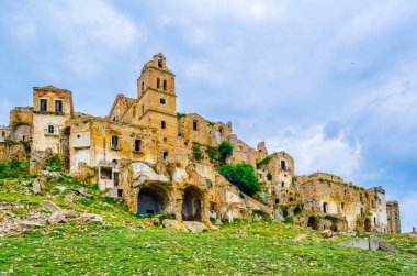 Deprem sonucu ağır hasar gören İtalyan hayalet şehri Craco 'nun görüntüsü