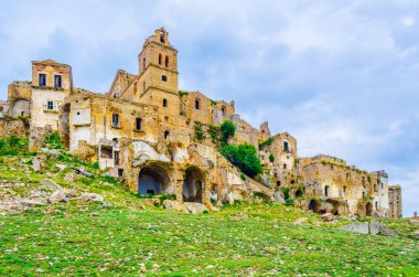 Deprem sonucu ağır hasar gören İtalyan hayalet şehri Craco 'nun görüntüsü