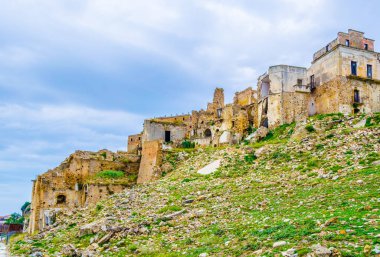 Deprem sonucu ağır hasar gören İtalyan hayalet şehri Craco 'nun görüntüsü