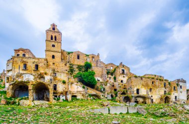 Deprem sonucu ağır hasar gören İtalyan hayalet şehri Craco 'nun görüntüsü