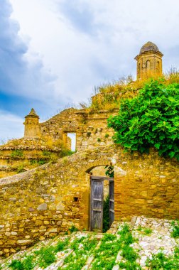 Deprem sonucu ağır hasar gören İtalyan hayalet şehri Craco 'nun görüntüsü