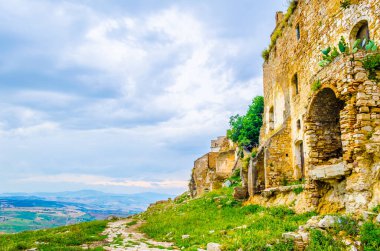 Deprem sonucu ağır hasar gören İtalyan hayalet şehri Craco 'nun görüntüsü