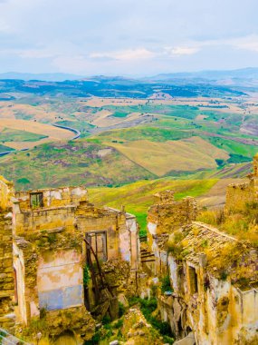 Deprem sonucu ağır hasar gören İtalyan hayalet şehri Craco 'nun görüntüsü