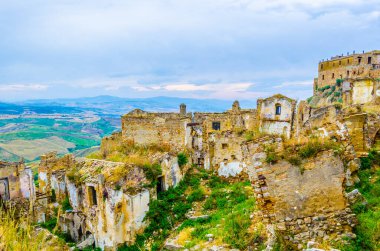 Deprem sonucu ağır hasar gören İtalyan hayalet şehri Craco 'nun görüntüsü
