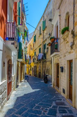 İtalyan şehir barında dar bir cadde manzarası