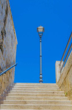 Merdivenin sonundaki sokak lambası.