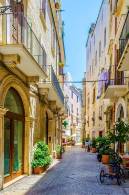 İtalyan şehir barında dar bir cadde manzarası