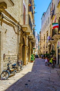 İtalyan şehir barında dar bir cadde manzarası