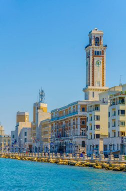 Pinacoteca Corrado Giaquinto 'nun hakim olduğu Nazario Sauro rıhtım manzarası Bar' da.