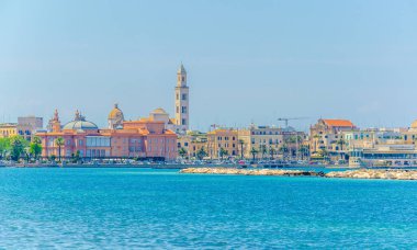 Margherita Tiyatrosu ve San Sabino Katedrali 'nin hakim olduğu Bari rıhtımı manzarası, İtalya