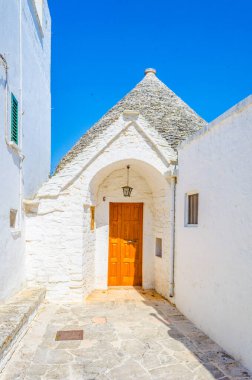 Puglia, İtalya 'da Alberobello' daki geleneksel beyaz trulli evlerin manzarası