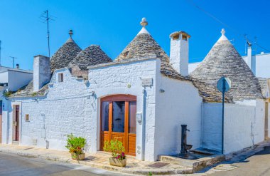 Puglia, İtalya 'da Alberobello' daki geleneksel beyaz trulli evlerin manzarası