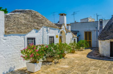 Puglia, İtalya 'da Alberobello' daki geleneksel beyaz trulli evlerin manzarası