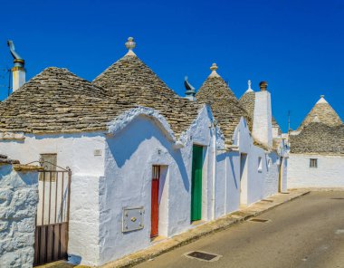 Puglia, İtalya 'da Alberobello' daki geleneksel beyaz trulli evlerin manzarası