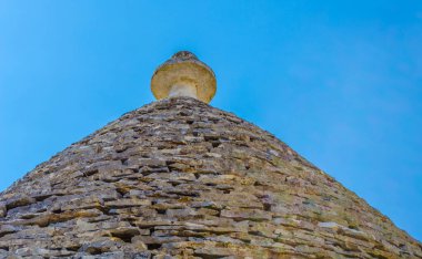 Alberobello, İtalya 'daki geleneksel Trulli evlerinin çatıları