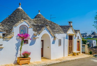 Puglia, İtalya 'da Alberobello' daki geleneksel beyaz trulli evlerin manzarası