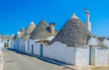 Puglia, İtalya 'da Alberobello' daki geleneksel beyaz trulli evlerin manzarası