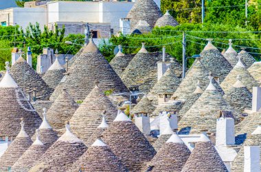 Alberobello, İtalya 'daki geleneksel Trulli evlerinin çatıları