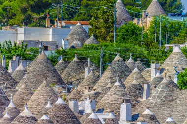 Alberobello, İtalya 'daki geleneksel Trulli evlerinin çatıları