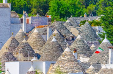 Alberobello, İtalya 'daki geleneksel Trulli evlerinin çatıları