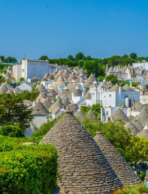 Alberobello, İtalya 'daki geleneksel Trulli evlerinin çatıları