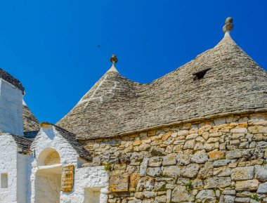 Alberobello, İtalya 'daki geleneksel Trulli evlerinin çatıları