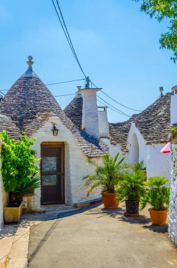 Puglia, İtalya 'da Alberobello' daki geleneksel beyaz trulli evlerin manzarası