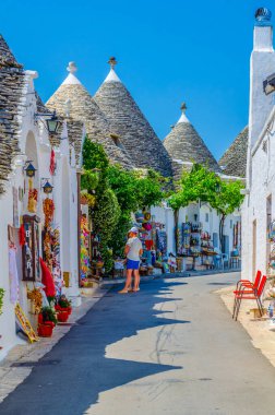 Puglia, İtalya 'da Alberobello' daki geleneksel beyaz trulli evlerin manzarası