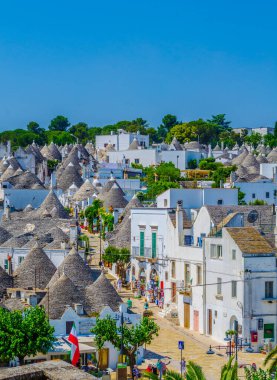 Alberobello, İtalya 'daki geleneksel Trulli evlerinin çatıları