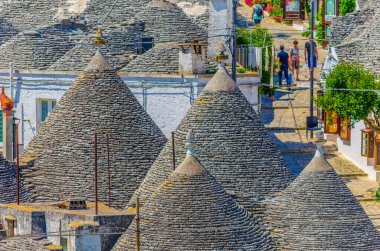 Alberobello, İtalya 'daki geleneksel Trulli evlerinin çatıları