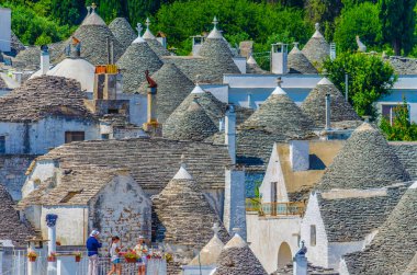 Alberobello, İtalya 'daki geleneksel Trulli evlerinin çatıları