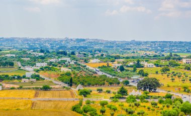 Martina Franca 'nın hakim olduğu Puglia bölgesinin kırsal manzarası