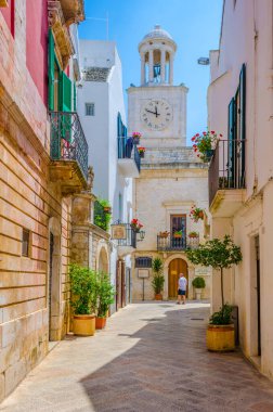 İtalyan şehri Locorotond 'da beyaz dar bir sokak manzarası