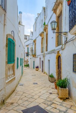 İtalyan şehri Locorotond 'da beyaz dar bir sokak manzarası