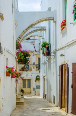 İtalyan şehri Locorotond 'da beyaz dar bir sokak manzarası