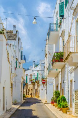 İtalyan şehri Locorotond 'da beyaz dar bir sokak manzarası