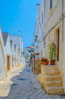 İtalyan şehri Locorotond 'da beyaz dar bir sokak manzarası