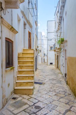 İtalyan şehrinde beyaz dar bir sokak manzarası Martina Franc