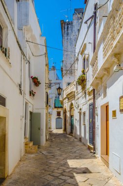 İtalyan şehrinde beyaz dar bir sokak manzarası Martina Franc