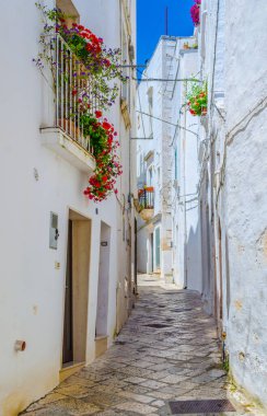 İtalyan şehrinde beyaz dar bir sokak manzarası Martina Franc